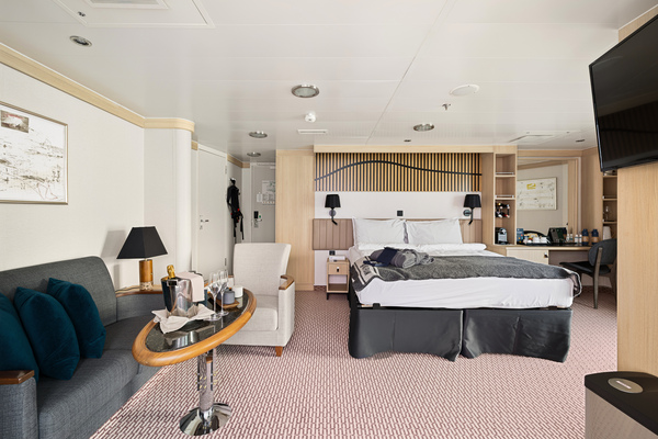 HX Hurtigruten Expeditions MS Fram Expedition Suite Grand Suite 2 ©Espen Mills.jpg